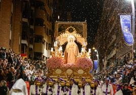La Virgen de la Amargura del Paso Blanco, en su trono en andas por la carrera este Viernes Santo.
