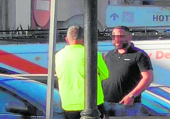 Uno de los encuentros que la Policía vigilaba entre el inspector J. G. (de espaldas) y el investigado Pedro M.