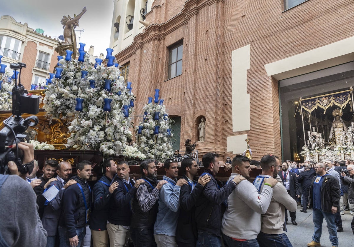 Encuentro entre el titular de la cofradía, Nuestro Padre Jesús Resucitado, y la Santísima Virgen del Amor Hermoso, esta mañana a las puertas de Santa María.