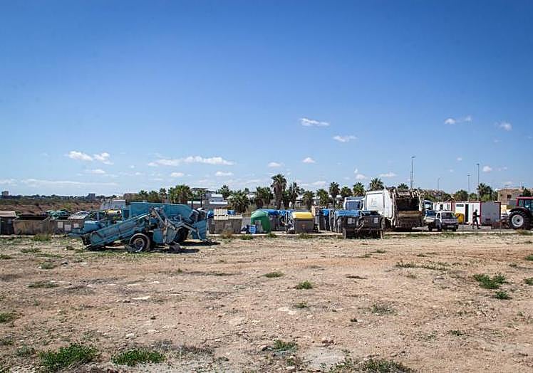 Campa que ocupaban los trabajadores de la basura en Lomas de Cabo Roig.