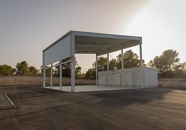 Lavadero ubicado en el nuevo parking para los camiones del servicio de basuras en Orihuela Costa.