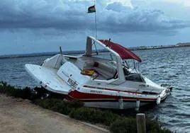 Un barco colisionó contra el paseo de Villananitos el verano pasado.