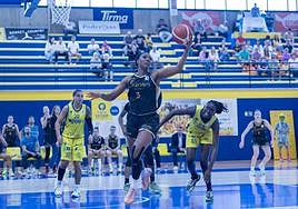 Chelsea Nelson, del Jairis, coge un rebote en el partido de ayer.