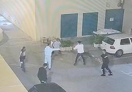 Imágenes de la agresión captadas por las cámaras del hospital de Molina de Segura. A la izquierda, cuatro de los acusados del ataque, con un cuchillo. A la derecha, la víctima del apuñalamiento junto a su hermano.