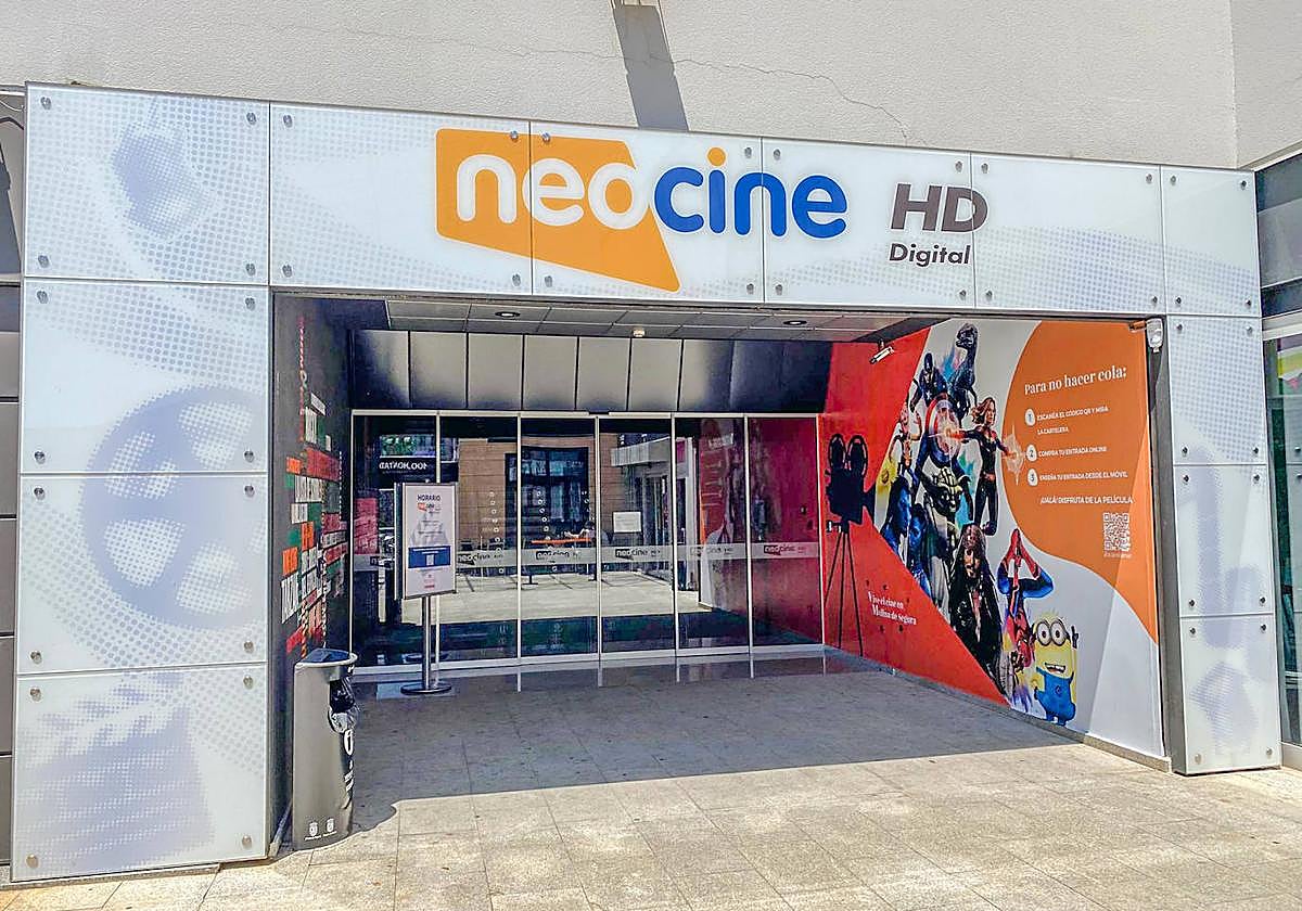 Entrada de las salas de Neocine en Molina.