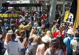 Calles abarrotadas durante la mañana del Entierro de la Sardina, en una imagen de archivo.