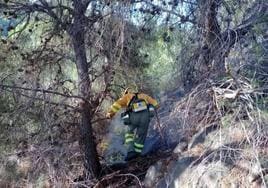 Un bombero, el pasado jueves 14 de marzo, en una zona del monte Miravete afectada por el fuego.