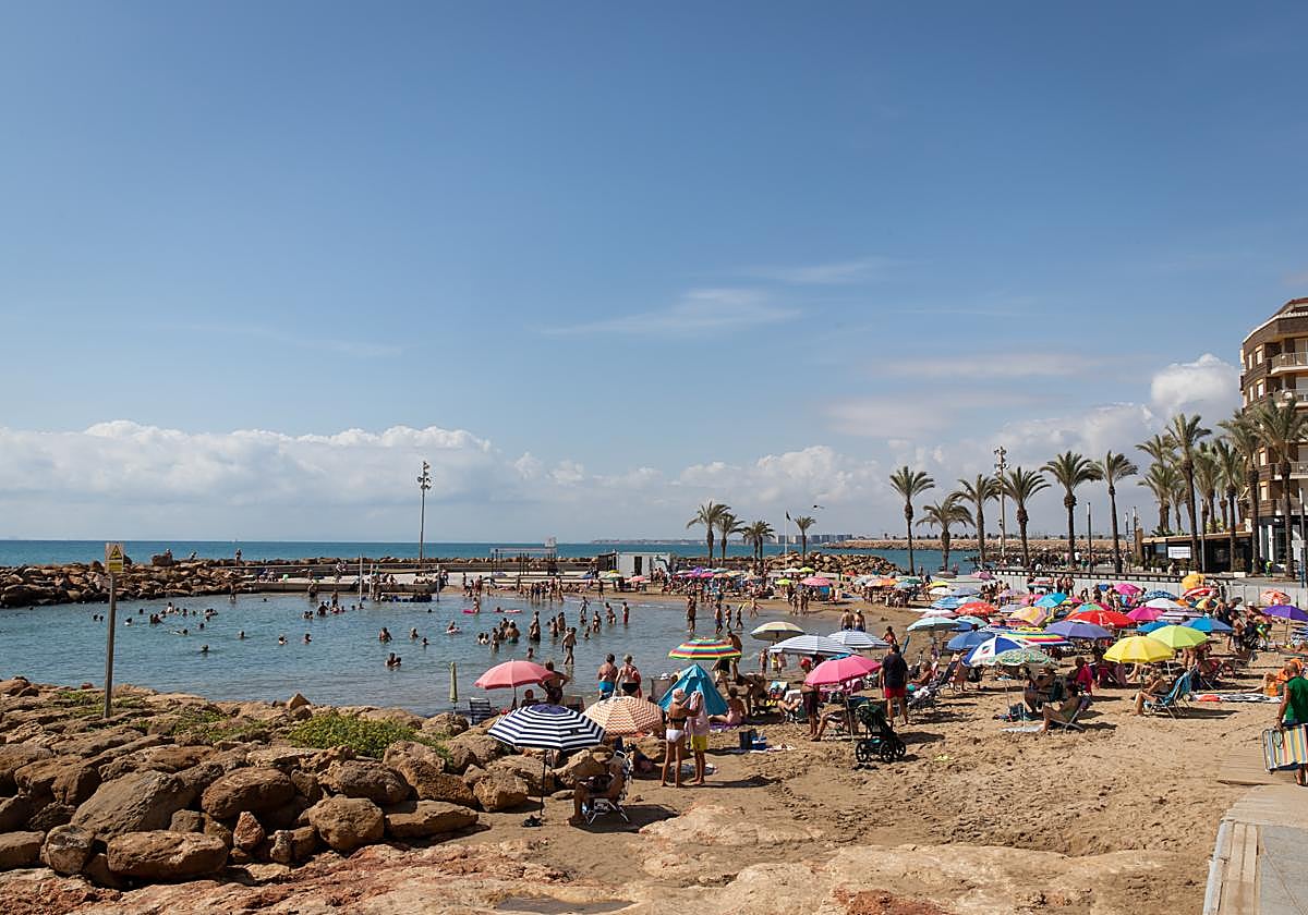 Las 'piscinas naturales' del paseo Juan Aparicio, a rebosar de bañistas en una foto de archivo.