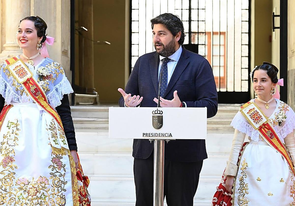 Fernando López Miras, este lunes, junto a Isabel María García (izq) y Alexia Sotomayor (dcha).