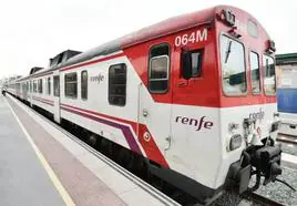 Un tren de Cercanías en la estación del Carmen de Murcia, en una foto de archivo.