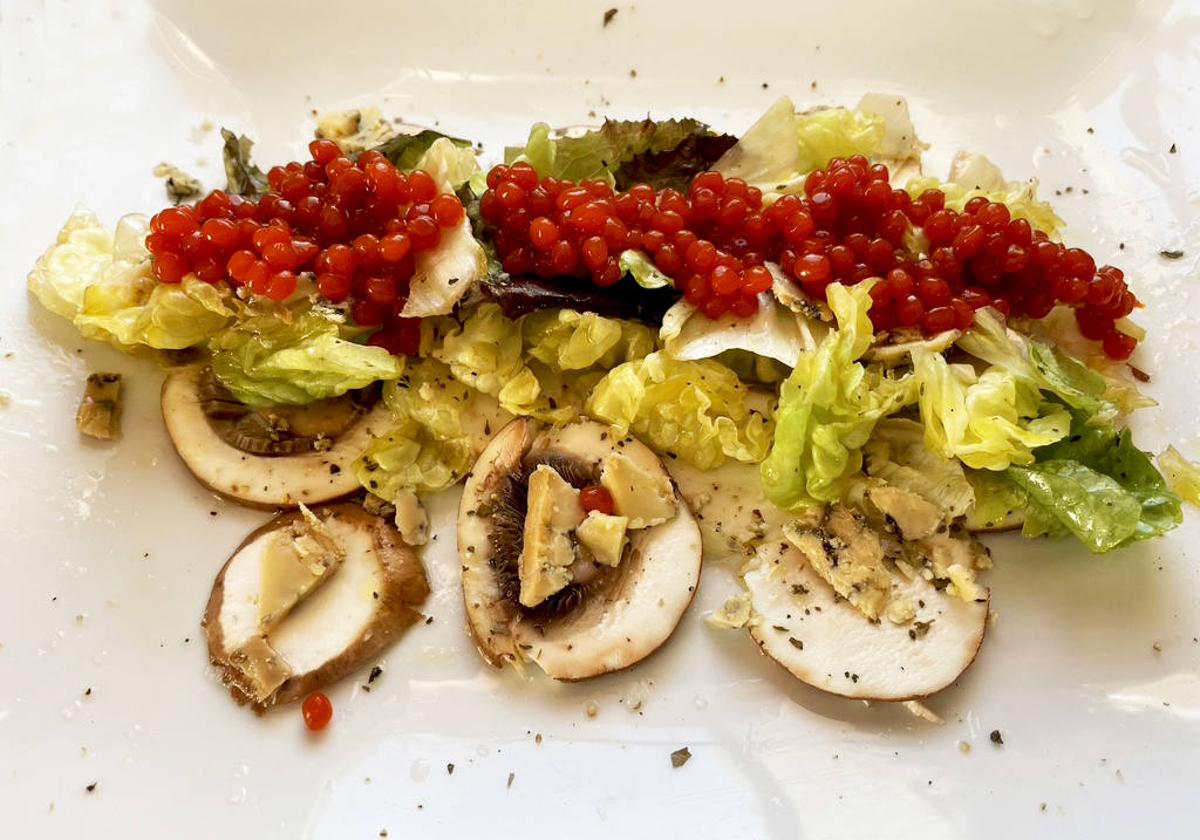 Ensalada de champiñones y perlas de tomate.