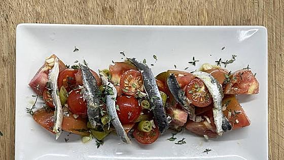 Ensalada de tomates y anchoas marinadas