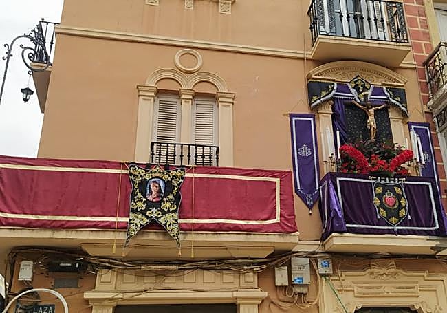 Balcón ganador, 'Cristo es nuestro socorro' situado en Plaza del Risueño.