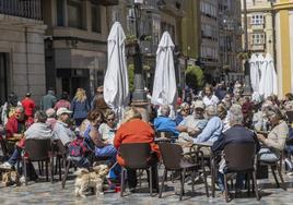 Turistas del crucero 'Sky Princess' disfrutando del sol y de un refrigerio en la terraza de un bar de la calle Puerta de Murcia, ayer.