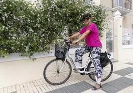 Natalia Carbajosa, poeta, traductora y docente, en bicicleta por Cartagena.