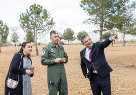 La secretaria autonómica de Energía, Sostenibilidad y Acción Climática, María Cruz Ferreira; el coronel de la Base Aérea, Alberto José Lens; y el consejero Juan María Vázquez, ayer en las instalaciones.