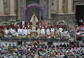 El obispo de la Diócesis de Cartagena ofició la Misa Huertana el pasado año, en la plaza de la Catedral.
