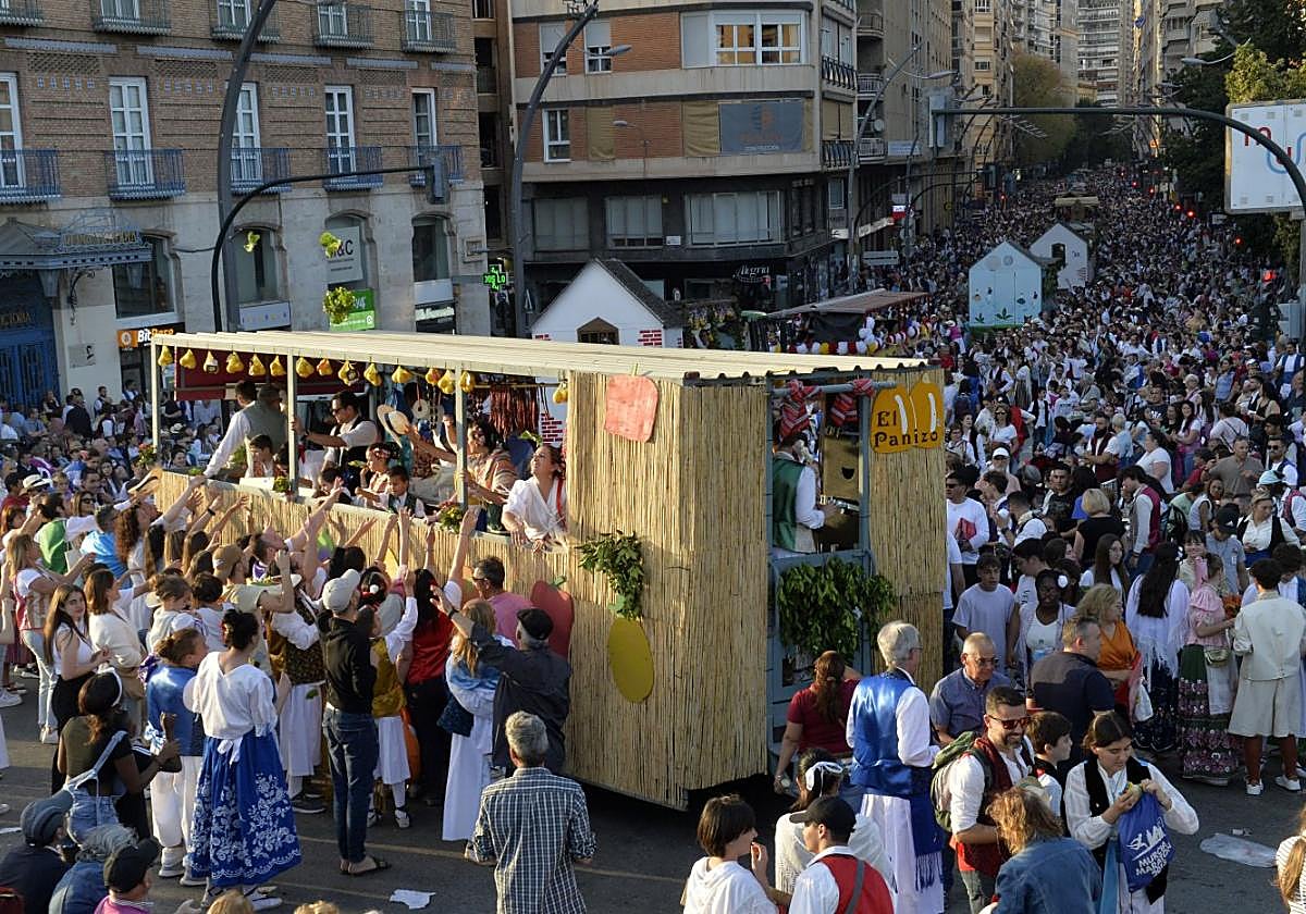 Una carroza reparte productos típicos de la huerta en el desfile del Bando del pasado año.