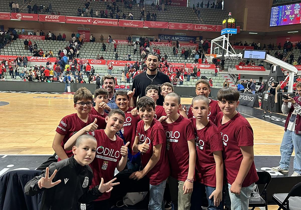 Izan Almansa posa con Fran Sánchez, director general de Deportes de la Comunidad Autónoma, y canteranos del Cebé Cartagena, el pasado domingo en el Palacio de los Deportes de Murcia.