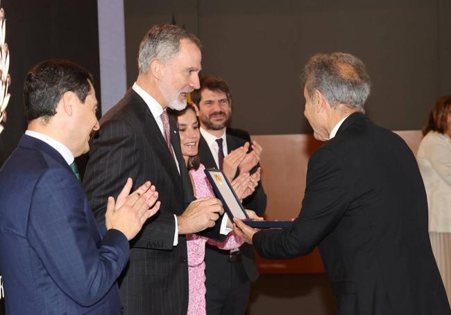 Pedro Cano (d) recibe de manos del Rey el galardón este miércoles.