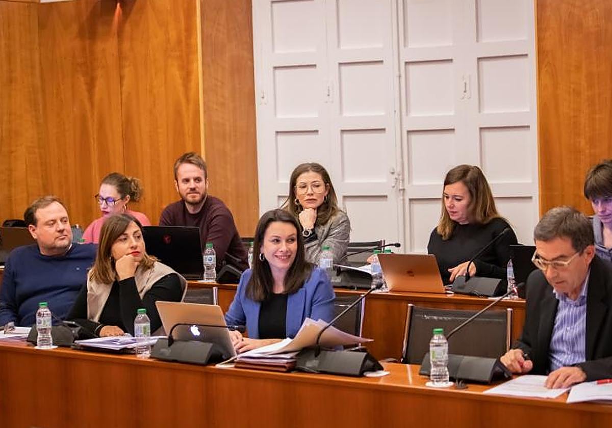 Los integrantes del grupo municipal socialista miran a su compañero Isidro Grao en el transcurso de un pleno.