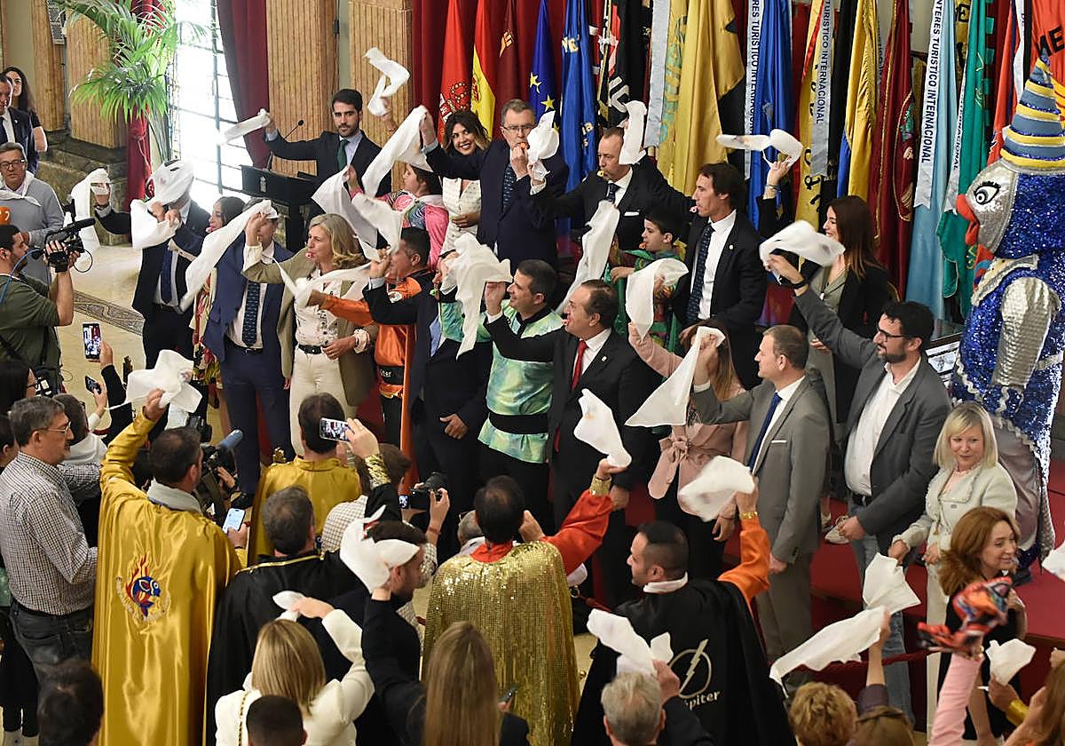 Los sardineros ondean sus pañuelos durante el acto de recepción.
