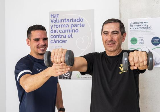 Antonio Domingo realiza un ejercicio, bajo las indicaciones del preparador Eduardo Mirete, en el nuevo Centro de Actividad Física de la Aecc en Murcia.
