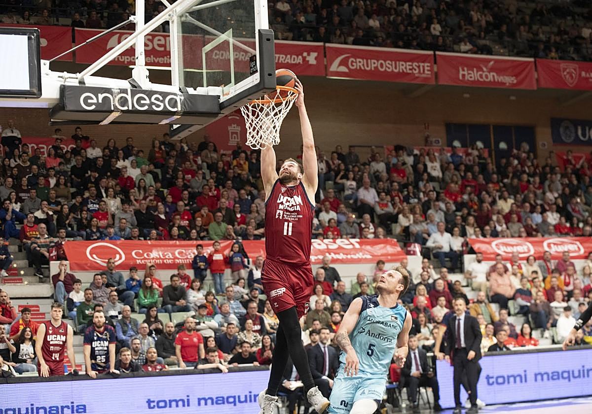 Nemanja Radovic machaca el aro rival en el partido de liga del pasado domingo frente al Andorra.