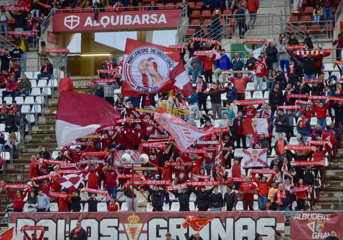 Aficionados del Real Murcia apoyando al equipo ante el Recreativo Granada el pasado domingo en el estadio Enrique Roca.