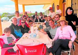 La familia García-Pérez, rodeada de familiares y amigos, ayer en el paraje de La Asomada, en el día de La Mona de Abarán.