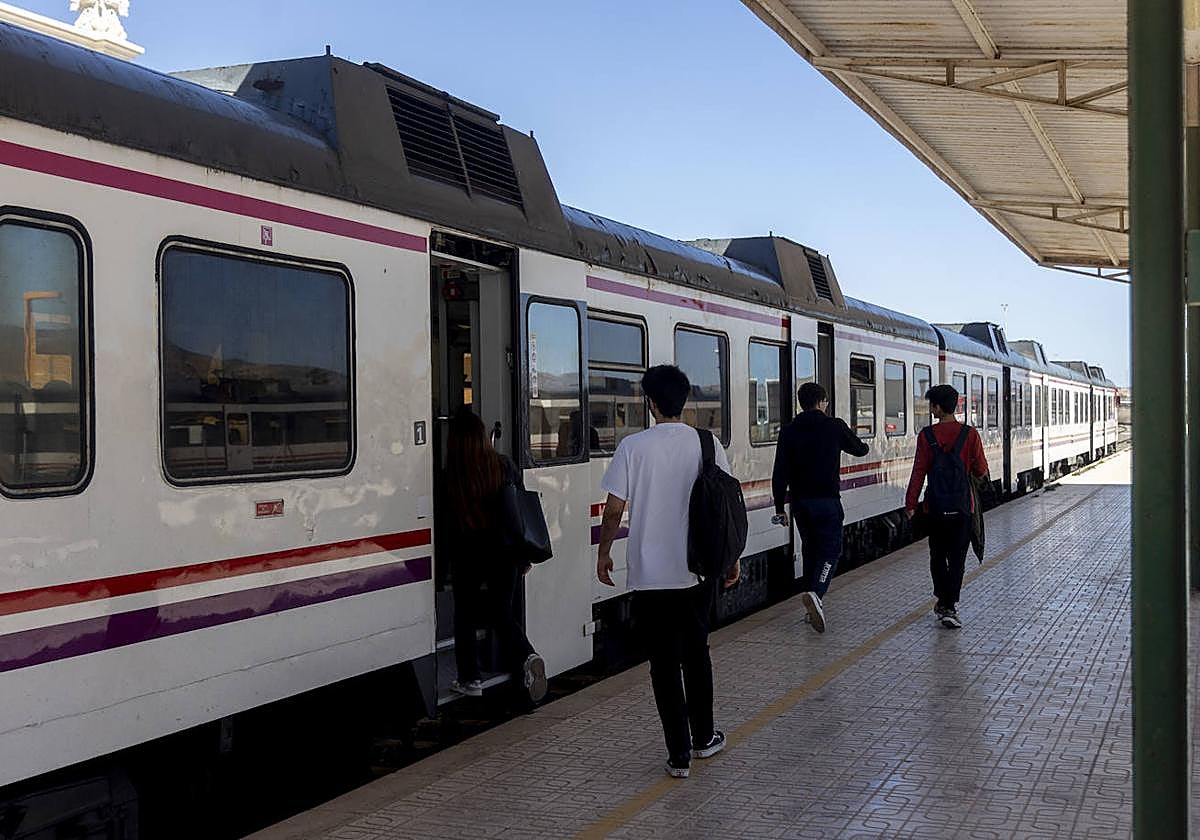 Jóvenes suben a un tren del servicio de Proximidad de Renfe, en la estación de Cartagena, con destino a Murcia, este miércoles por la tarde.