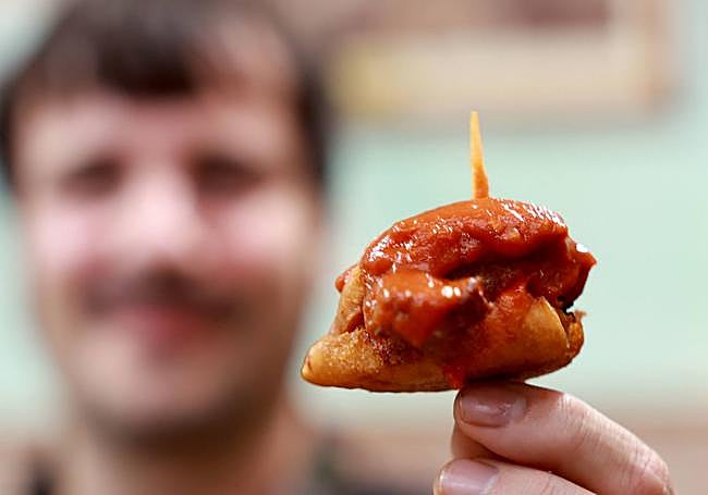 Jorge Guirao muestra a cámara un 'recluta' recién hecho.