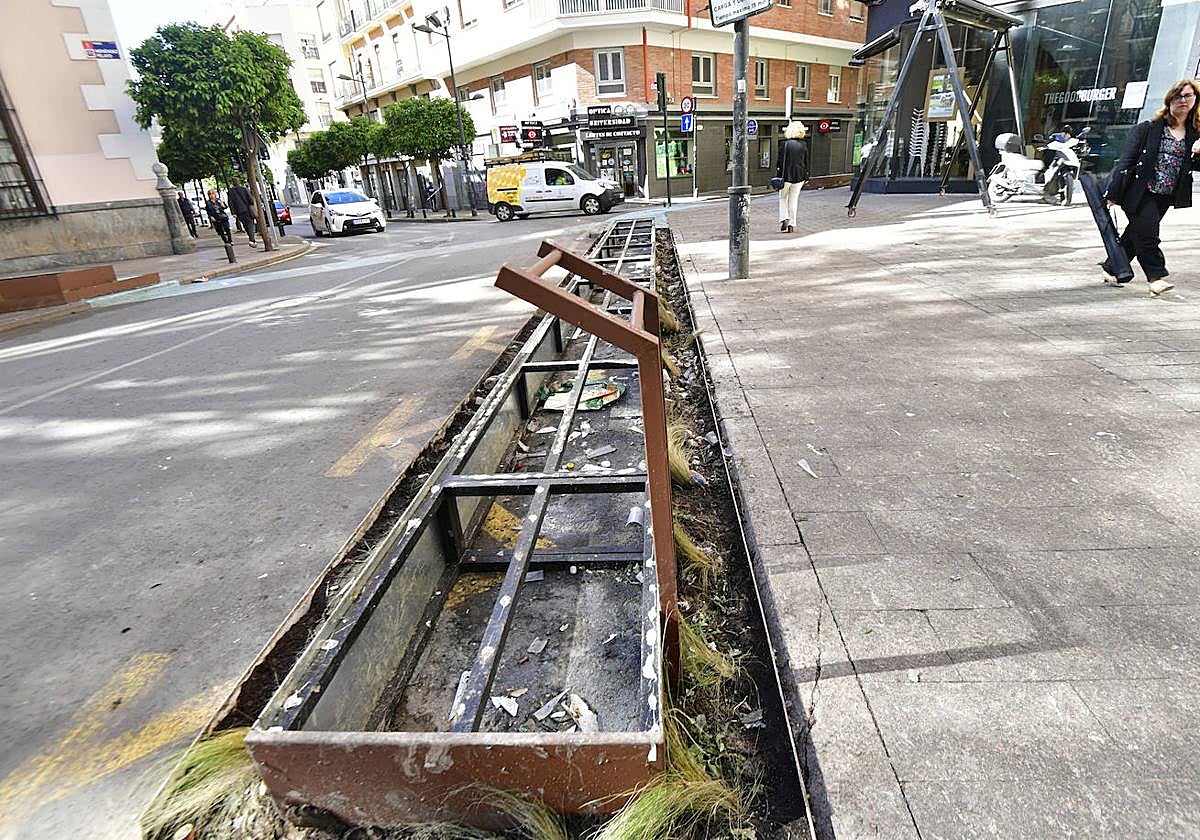 Esculturas en homenaje a las acequias destrozadas tra sel Bando de la Huerta.
