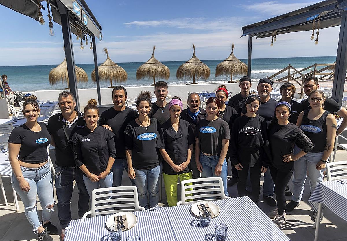 El equipo humano de cocina y sala de Bonobo Playa.