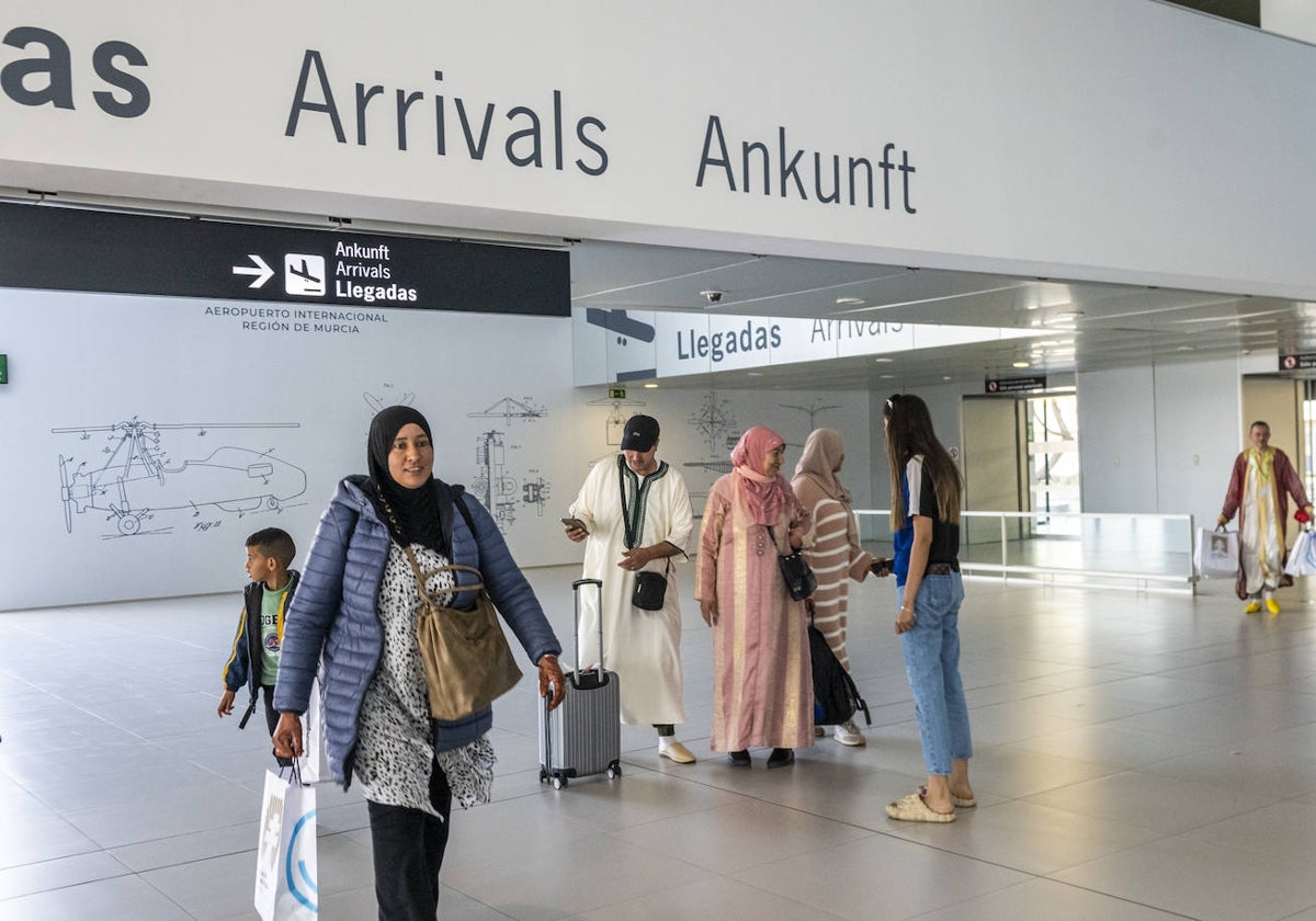 Llegada del primer vuelo Marrakech-Murcia, este miércoles, en el aeropuerto de Corvera.