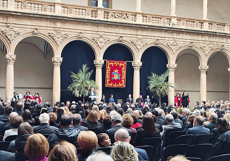 El claustro del Santo Domingo lució lleno para escuchar las palabras del Caballero Cubierto.