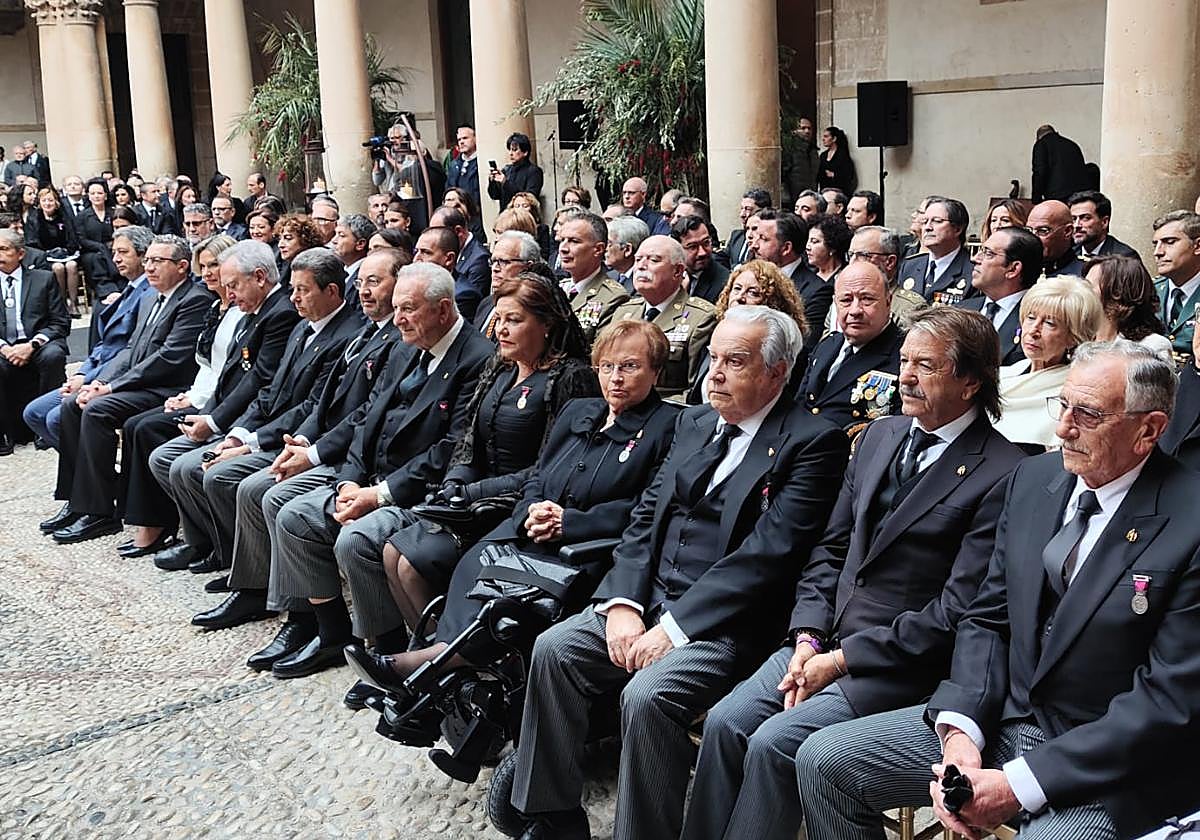 Carmen Díaz (en el centro de la imagen), sentada junto a otros antiguos Síndicos y autoridades.