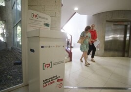 Buzón para la recogida de muestras del cribado de cáncer de colon en el centro de salud Floridablanca, en Murcia.