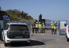 Agentes de la Guardia Civil hablan con obreros, en la parcela de Cala del Pino, en marzo de 2023.