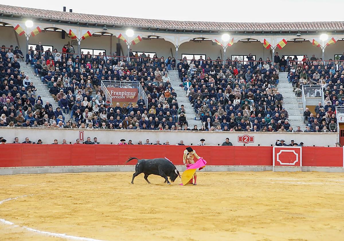 Paco Ureña durante la corrida inaugural del coso de Sutullena.