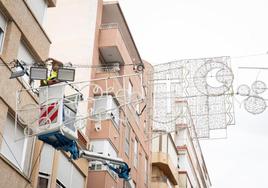 Instalación de luces durante las pasadas fiestas de Moros y Cristianos.