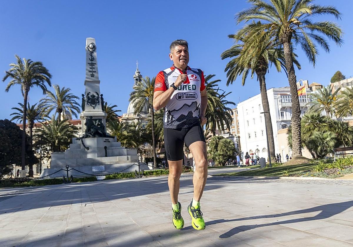 Jorge Baena, presente en once de las doce ediciones, sale ayer a entrenar por la Plaza Héroes de Cavite para participar en la carrera del sábado 13 de abril.