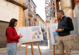 La concejal de Urbanismo y el alcalde presentan el proyecto ante el edificio que será rehabilitado.
