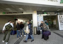 Pasajeros salen al exterior de la estación del Carmen tras haber llegado a la ciudad en AVE.