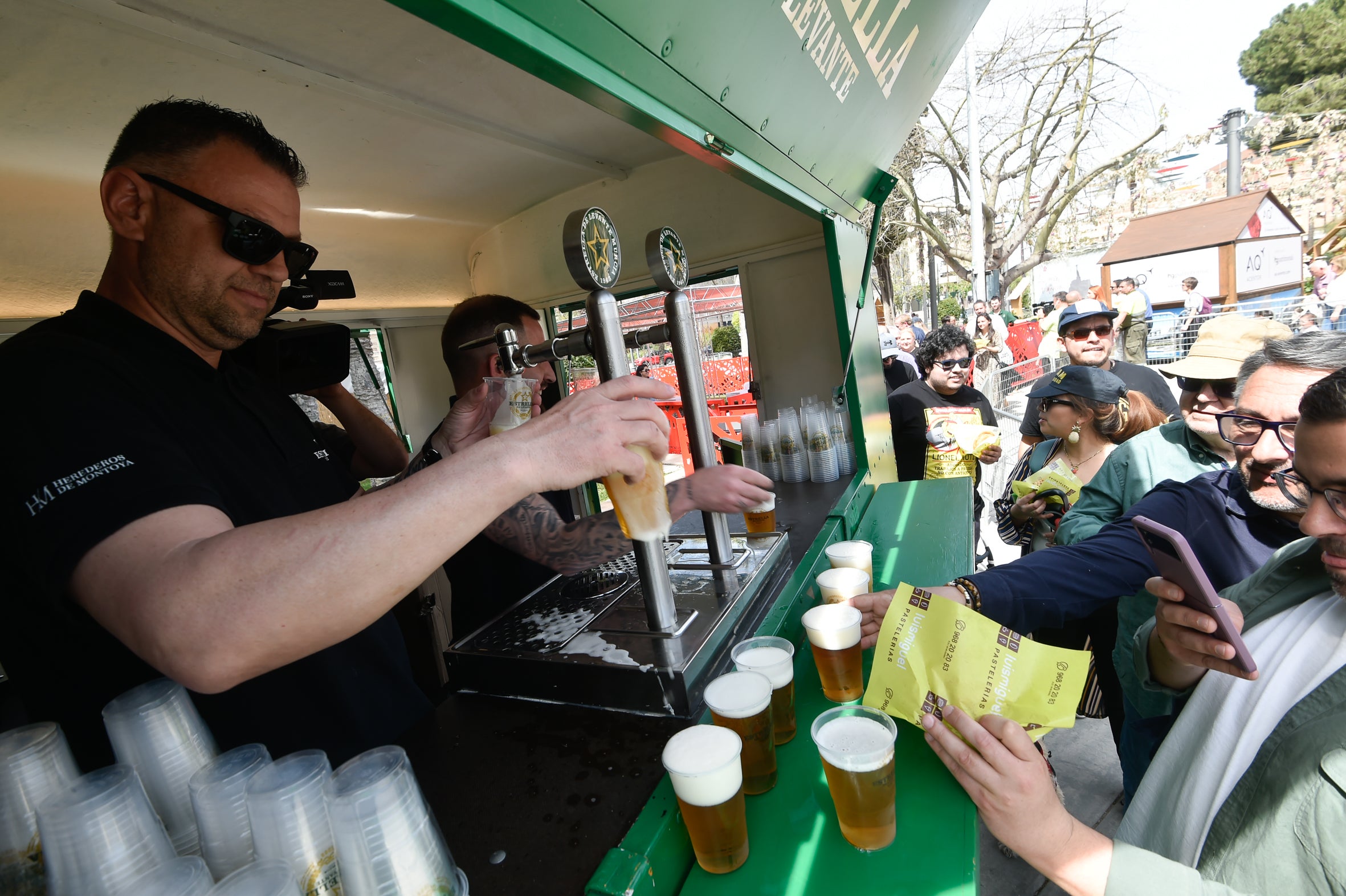El reparto de pasteles de carne en la Circular, en imágenes