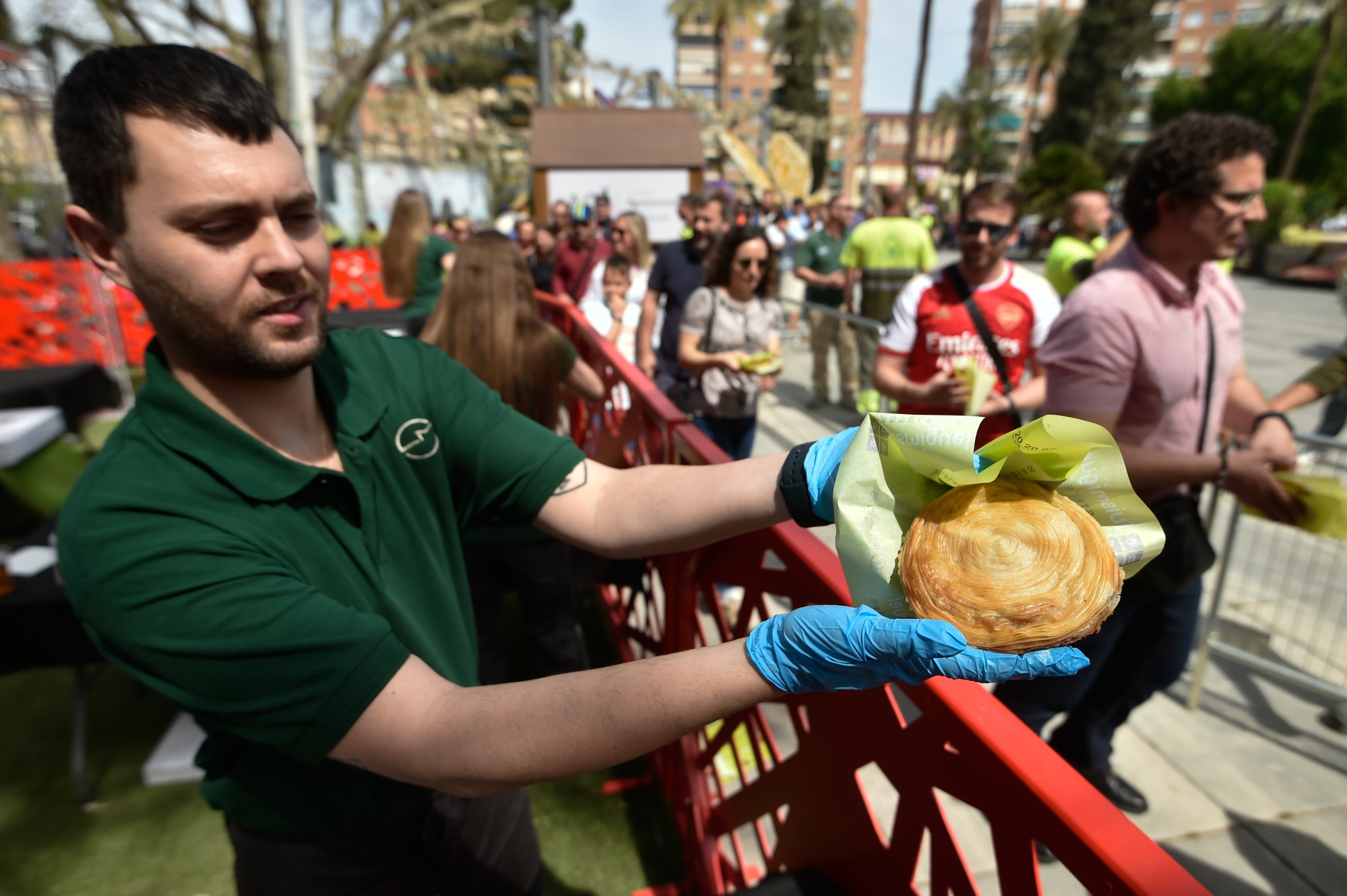 El reparto de pasteles de carne en la Circular, en imágenes