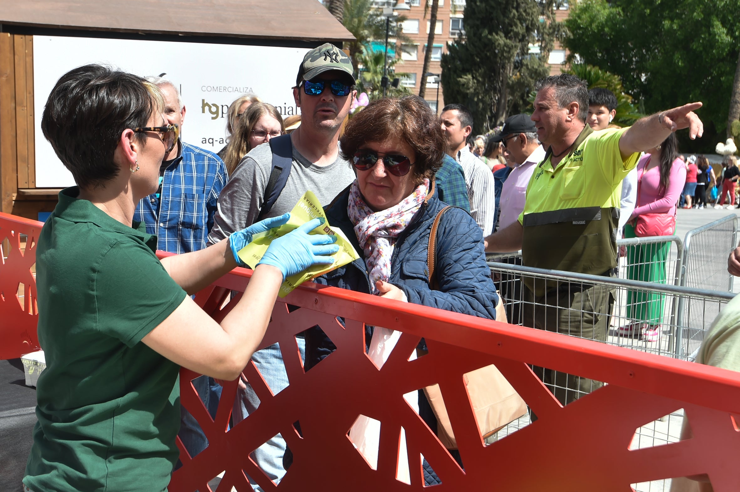 El reparto de pasteles de carne en la Circular, en imágenes