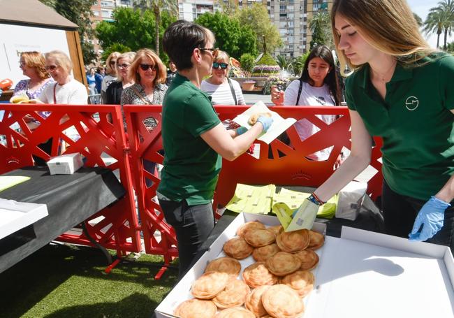 Reparto de pasteles de carne en la plaza Circular.