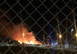 Incendio en el parking disuasorio, este viernes por la noche.