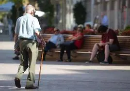 Un jubilado pasea por una calle, en una imagen de archivo.